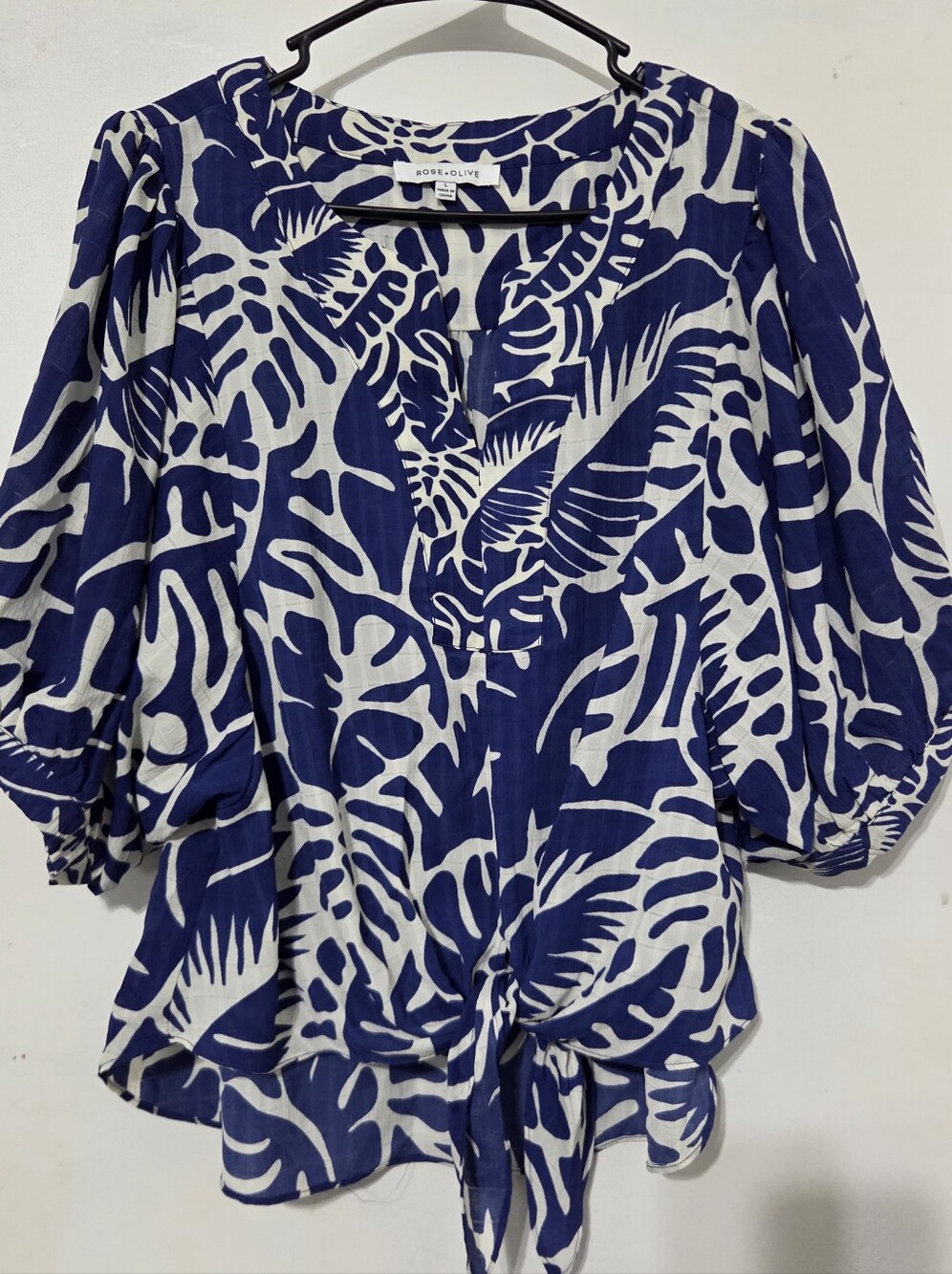 Rose + Olive Blue & Cream Tropical Print Tie-Front Blouse – Size L